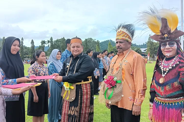 Keseruan Hardiknas di Nabire: Siswa dan Forkopimda Tampil Elok dengan Pakaian Adat
