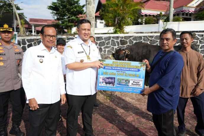 Saat Mendekati Idul Adha, Bupati Lamandau Menyerahkan Puluhan Hewan Qurban