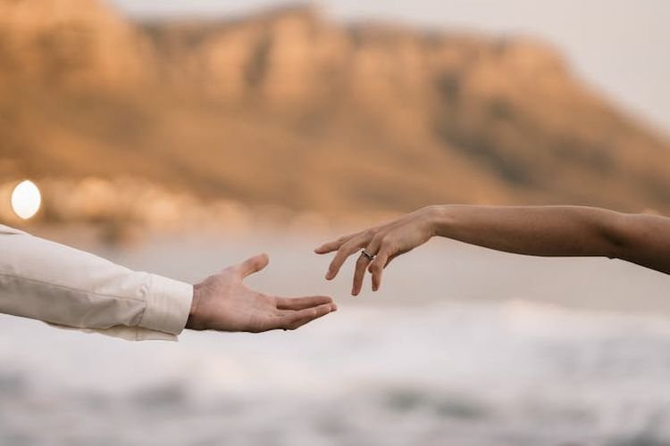 4 Zodiak yang Jago Mengobati Orang Lain, Tapi Sering Lupakan Diri Mereka Sendiri