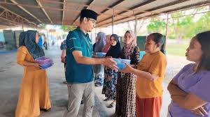 Regal Springs Indonesia Bagikan Daging Kurban untuk Warga Setempat di Sekitar Pabrik Lele