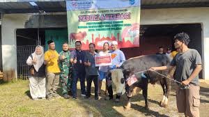 Sebarkan Kebersamaan Idul Adha, Indah Kiat Tangerang Bagikan 9 Sapi dan 17 Kambing
