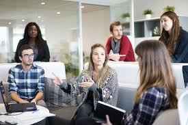 7 Zodiak Ini Sering Jaga Jarak di Kantor, Profesional Banget!